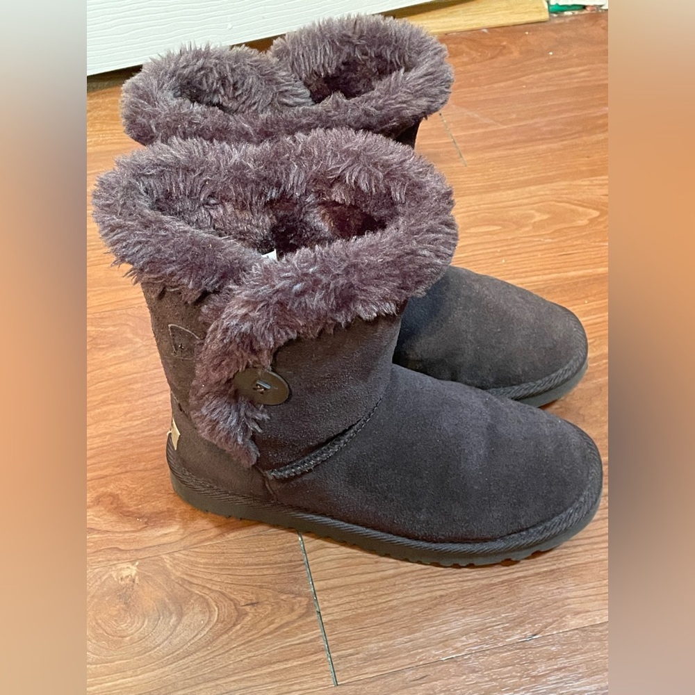 Brown size 8 UGG boots with fur lining